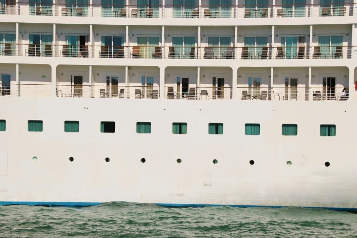 A bordo, estavam 1.874 passageiros e 883 tripulantes, o que significa que menos de 4% dos presentes foram afetados.