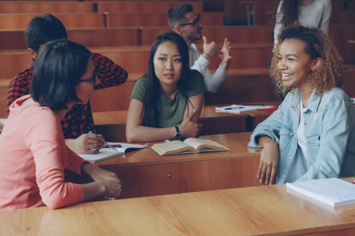 Educadores e linguistas defendam que o contato real com culturas e expressões não verbais é insubstituível.