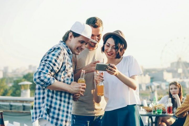 Tudo isso, segundo os pesquisadores, substitui o desejo espontÃ¢neo pela busca incessante por reconhecimento.