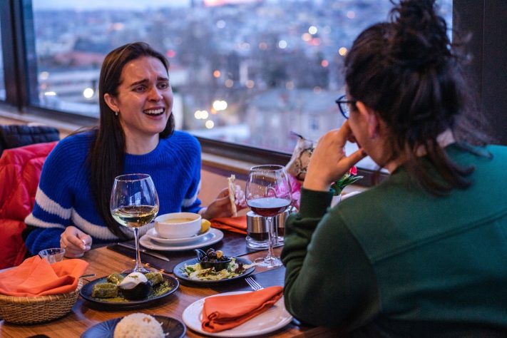 Mulheres comendo na mesa - Oleksandr Pidvalnyi/Pixabay