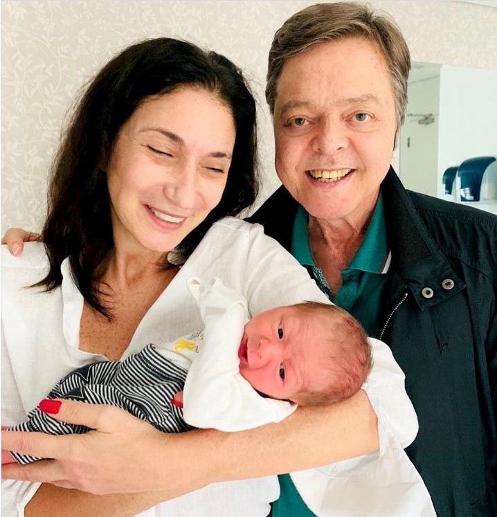Ela foi casada com o produtor e compositor Líber Gadelha, que em 2021, morreu vítima do COVID-19. Na época, a cantora escreveu uma homenagem: “Que sorte eu tenho! Faz parte da minha vida um homem forte, verdadeiro guerreiro, com quem tive minha u?nica e amada filha. [...] Liber Grabois Gadelha, foi meu melhor amigo, cu?mplice e companheiro no tempo que nos foi dado a estar juntos”.
