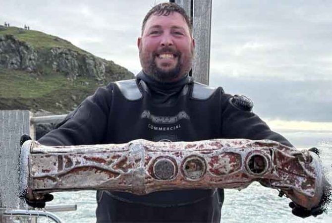 Mergulhadores encontram possível ‘boia-espiã’ russa na costa do País de Gales