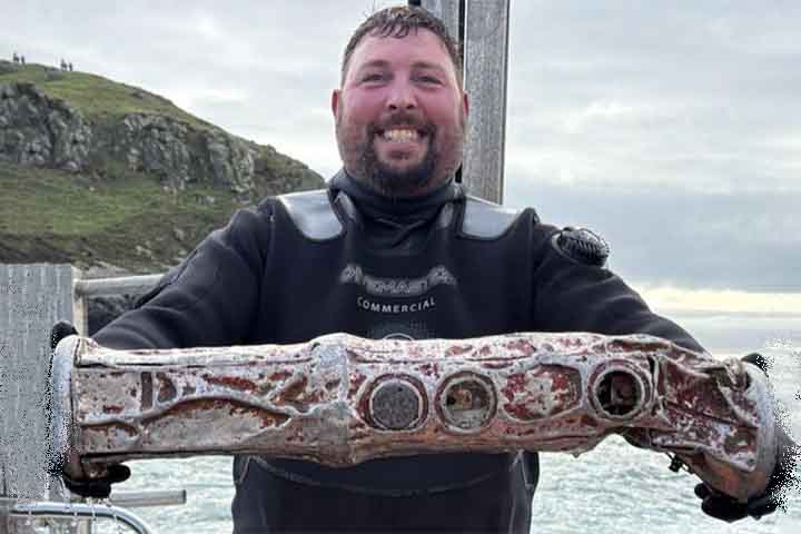 Boia espiã Russa encontrada na costa do Reino Unido - Reprodução do X @HeraldWales