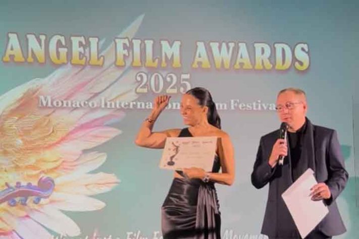 Atriz Mônica Carvalho é premiada no Ângel Film Award 2025