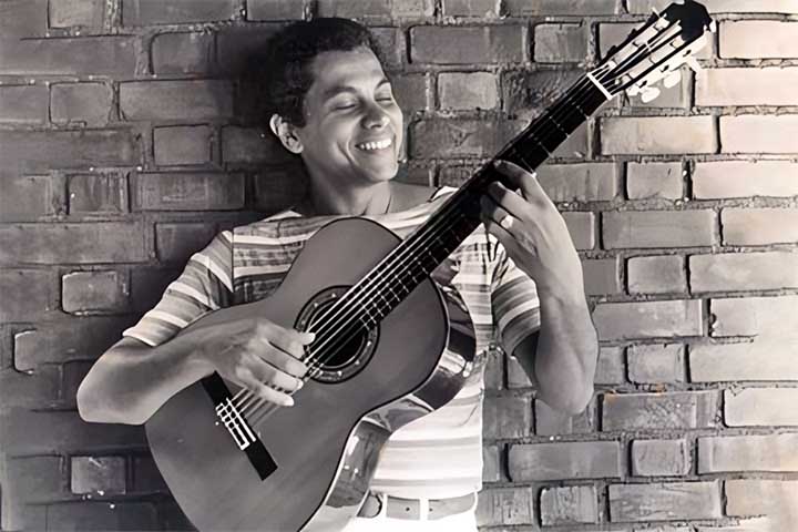 Apesar da inspiração familiar, o pai desejava que o filho seguisse uma carreira diferente. No entanto, o talento de Paulinho se manifestou ao aprender a tocar violão sozinho, o que o levou ao sucesso na música.