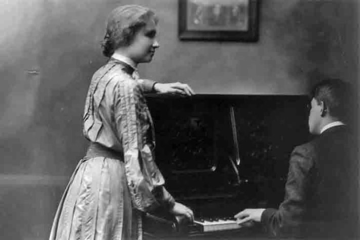 Helen Keller, a escritora surdo-cega que conquistou um bacharelado