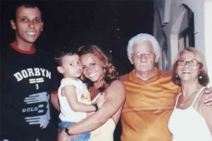 Viviane Araújo dos Santos nasceu em 25 de março de 1975, no Rio de Janeiro. Ela iniciou sua vida artística ainda muito jovem, como dançarina e modelo. 
