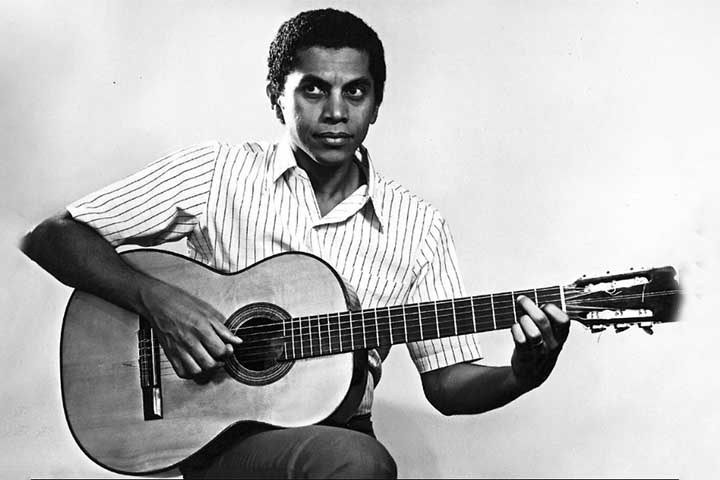 Paulinho da Viola iniciou sua trajetória musical ao se envolver no Carnaval, onde aprendeu a tocar cavaquinho e organizou com amigos o bloco carnavalesco 