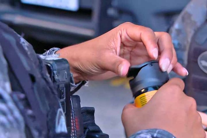 Governador do RJ sanciona lei que libera venda de spray de pimenta para mulheres