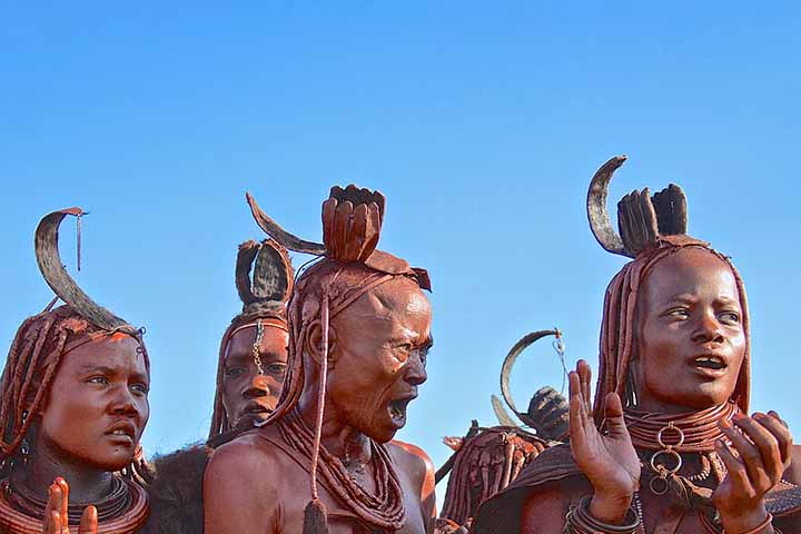 AlÃ©m do portuguÃªs, sÃ£o faladas mais de 40 lÃ­nguas nacionais, entre elas o kimbundu, o umbundu e o chokwe. Essa diversidade linguÃ­stica reflete a riqueza Ã©tnica do paÃ­s, formado por mais de 90 grupos diferentes.


