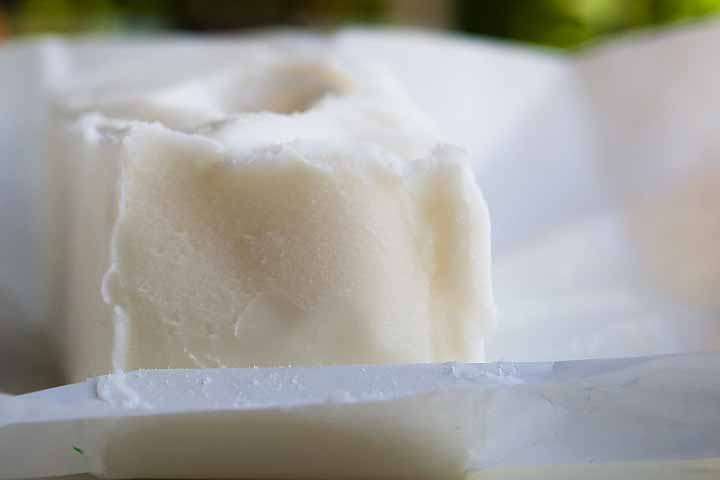 Ela é a gordura branca e sólida, extraída principalmente do tecido adiposo do porco, parte subcutânea, que é derretida e clarificada. 