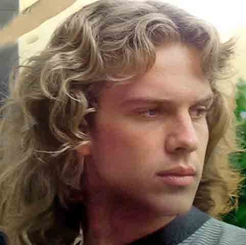 Filho de refugiados alemães, Pedro Bial nasceu no Rio de Janeiro em 29 de março de 1958. Criado em ambiente intelectual e cosmopolita, ele estudou no Colégio Santo Inácio, onde foi colega e amigo do cantor Cazuza. Posteriormente, formou-se em Jornalismo pela PUC-Rio. 