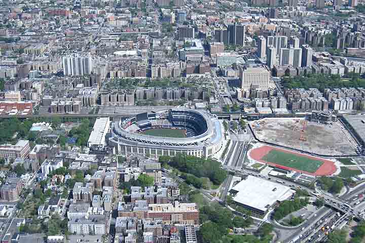 Já o Grand Concourse, uma das avenidas mais emblemáticas do Bronx, apresenta uma impressionante coleção de prédios no estilo art déco, testemunhos arquitetônicos da efervescência do início do século 20. 
