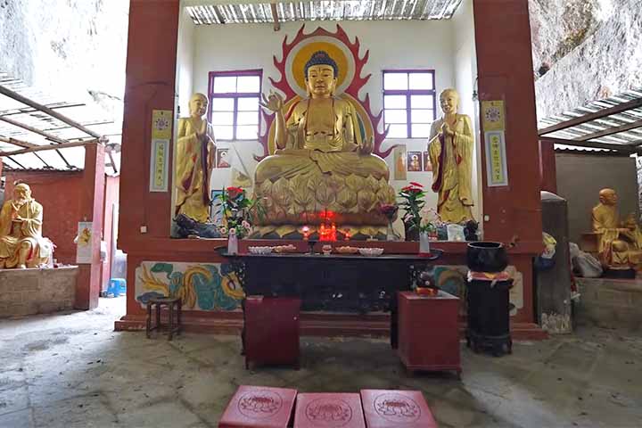 Dentro desse complexo está o Guanyin Cave, um enorme salão cárstico que funciona como templo com dezenas de imagens sacras esculpidas.
