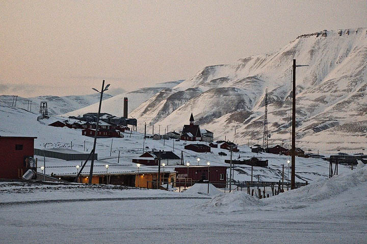 Com um clima ártico, a cidade possui cerca de 1.000 ursos polares, que representam uma ameaça aos cerca de 2.144 habitantes. 