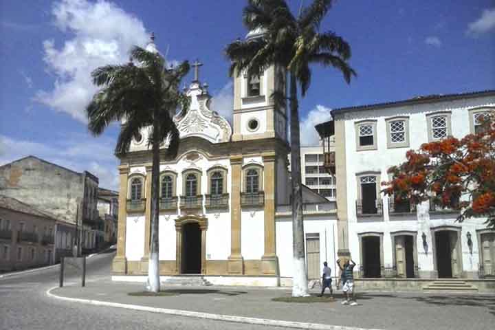 Entre os monumentos mais emblemÃ¡ticos estÃ£o a Igreja de Nossa Senhora da Corrente, joia do barroco  construÃ­da em 1764.
