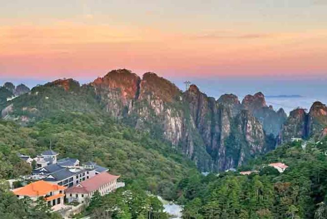 Pico com quase 4 mil degraus e inclinação ‘insana’ é uma das trilhas mais desafiadoras da China