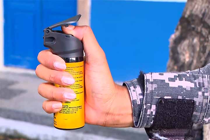 Além das questões de acesso e regulamentação, especialistas em segurança pessoal alertam para a importância de uso responsável e treinamento adequado. 
