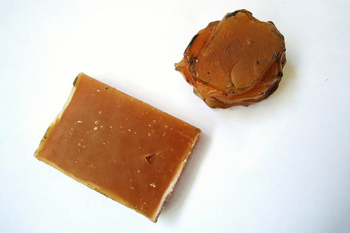 Restauradores de museus e arquivos também recorrem à cera para proteger superfícies de madeira e peças arqueológicas, aproveitando sua capacidade de oferecer brilho discreto e selagem suave sem comprometer a originalidade das obras.
