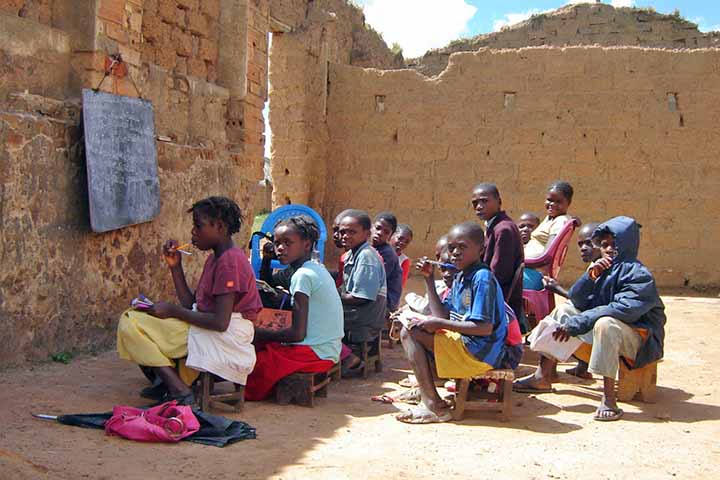 Entre as curiosidades culturais, Angola é o maior país africano que tem o português como língua oficial e onde a herança da colonização lusitana se mistura intensamente com as tradições locais. 
