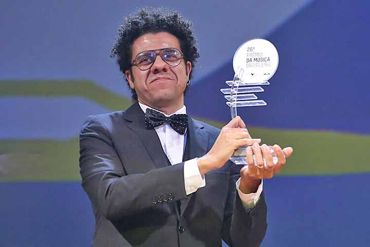 Nascido no Rio de Janeiro, em 30 de março de 1976, Hamilton de Holanda Vasconcelos Neto veio de uma família musical e ganhou seu primeiro instrumento com quatro anos de idade, uma melódica.