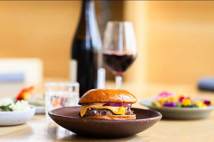 4º lugar: Popl Burger, de Copenhague, na Dinamarca, conhecida por seu conceito minimalista e carnes de origem sustentável.
