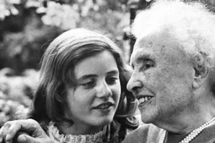 Helen Keller, a escritora surdo-cega que conquistou um bacharelado