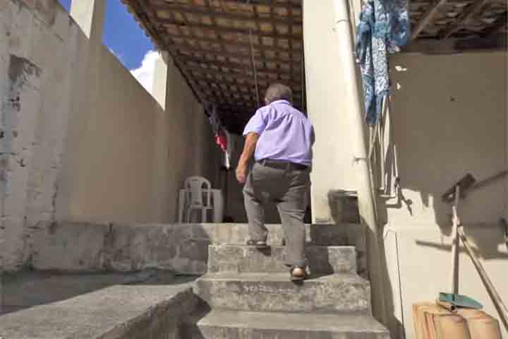 Pessoas com nanismo também podem ter problemas de curvatura na coluna vertebral, deslocamento da mandíbula para a frente e desalinhamento dos dentes. 