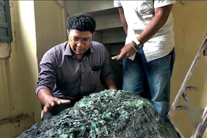 Pedra preciosa de 300 kg foi encontrada no palácio presidencial de Madagascar - reprodução do Youtube Canal FRANCE 24