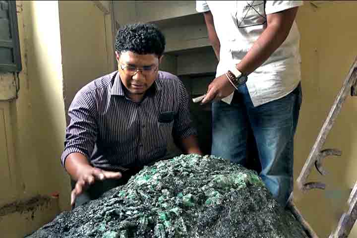 A rocha escura, com fragmentos de cristal verde, é descrita como uma rara 
