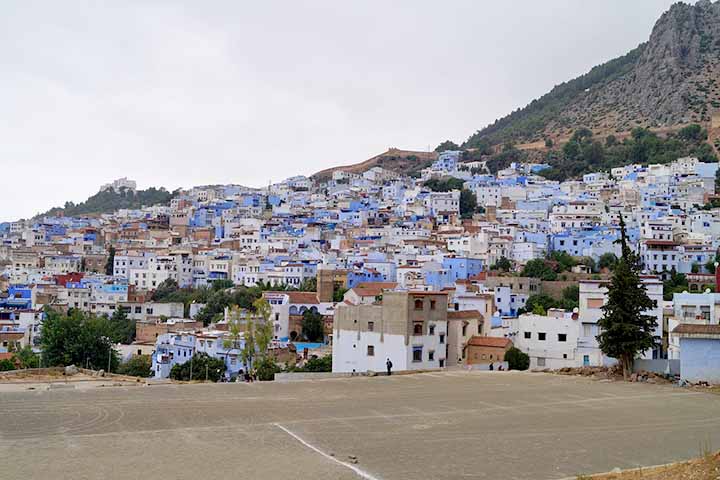 Conhecida mundialmente como “a cidade azul do Marrocos” - e, para muitos viajantes, “a cidade mais azul do mundo” -, ela encanta por sua estética singular, pela atmosfera tranquila e pela riqueza cultural preservada ao longo dos séculos. 

