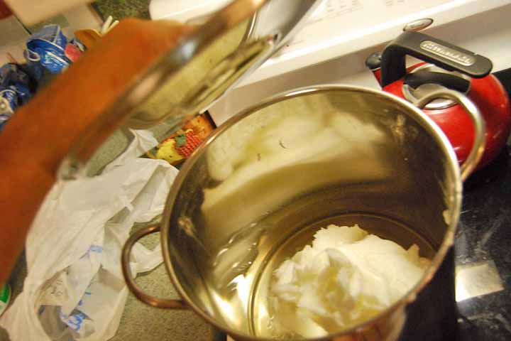 É excelente para refogar alimentos, como feijão, arroz e legumes, e no preparo de massas, como a 