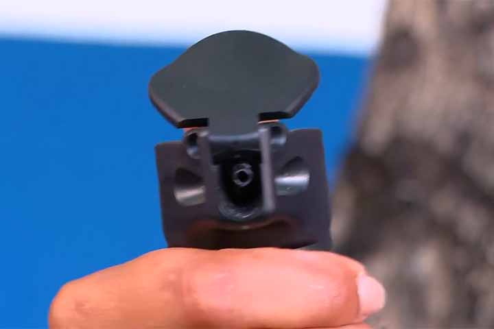 Com essa medida, o estado do Rio de Janeiro se torna o primeiro no Brasil a permitir formalmente que mulheres utilizem esse tipo de equipamento como recurso de proteção pessoal.
