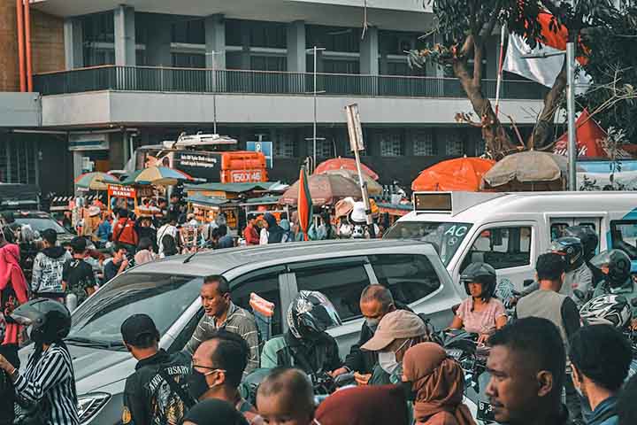 A diversidade cultural da cidade é marcante. Jacarta atrai pessoas de diferentes regiões do vasto arquipélago indonésio, resultando em um caldeirão de etnias, tradições, línguas e expressões culturais. 
