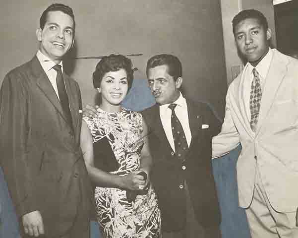 Cauby também participou de filmes musicais da época, entre eles “Com Água na Boca” (1956), onde aparecia interpretando seus sucessos - prática comum para os grandes cantores populares da era.
