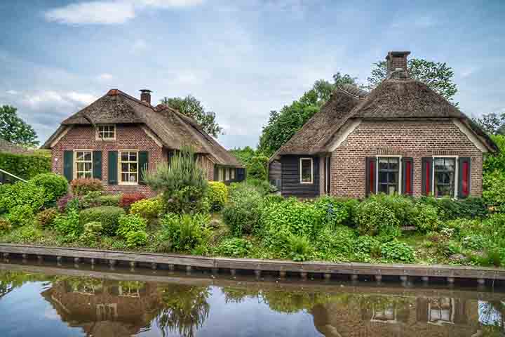 Fundada no século XIII, Giethoorn foi determinada pela geografia e pelos cursos de água que atravessam a região, na província de Overijssel.