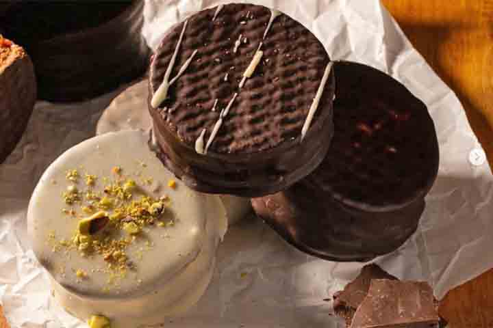 Acredita-se que a receita do alfajor tenha se originado com os árabes, que a introduziram na Península Ibérica durante a ocupação muçulmana por volta do século VIII.