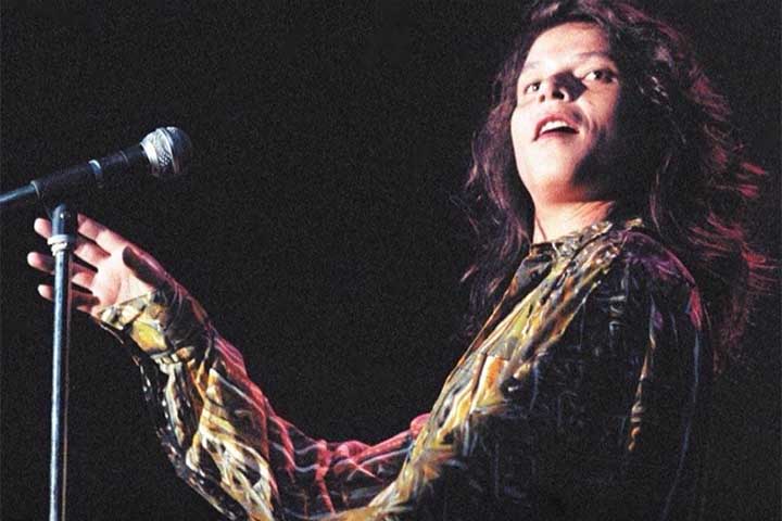 Em 1997, com “Veneno Antimonotonia”, Cássia prestou uma homenagem intensa a Cazuza, regravando canções do amigo e ídolo em versões pessoais e emotivas. O álbum se tornou um marco de sua carreira e rendeu grande reconhecimento.
