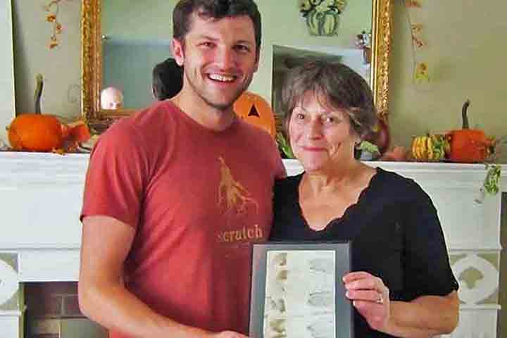 O músico americano Clint Buffington mantém um site temático sobre mensagens em garrafas. A página, denominada Message in a Bottle Hunter (Caçador de Mensagens em Garrafas, em livre tradução), reúne dados, curiosidades, histórias e relatos desses achados. 