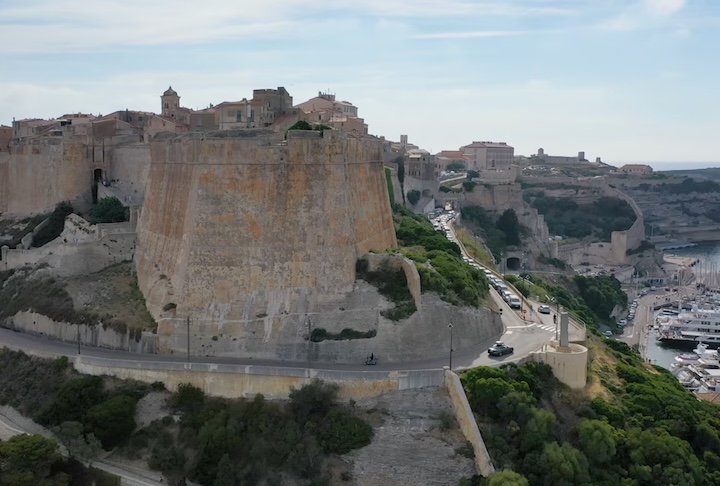 Bonifacio fica separada da ilha de Sardenha por um estreito de apenas 12 quilômetros. 