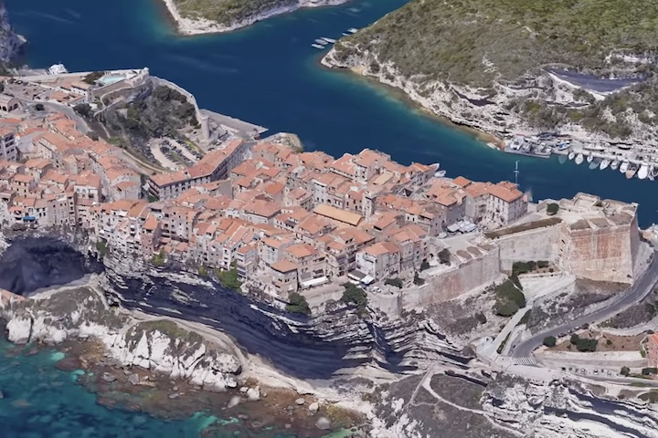 Essa formação geográfica singular transformou o local, e as casas parecem desafiar a gravidade à beira dos penhascos.