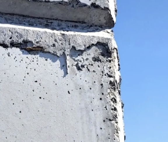 A escolha do concreto branco para a estrutura externa, aliás, é um dos pontos mais criticados por especialistas. 