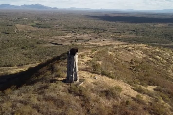 Em Caridade, no interior do Ceará, cabeça da estátua de Santo Antônio foi montada no chão e nunca foi unida ao corpo —Reprodução/YouTube