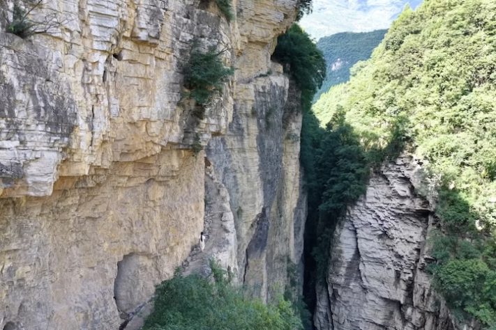 Estrada de tábuas construída por moradores locais em penhasco de 200 metros de altura impressiona na China - Reprodução/YouTube