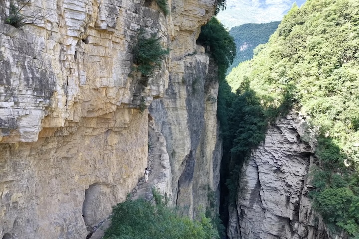 Como a região tem um relevo extremamente acidentado, o caminho improvisado tornou-se vital para a sobrevivência da comunidade. 