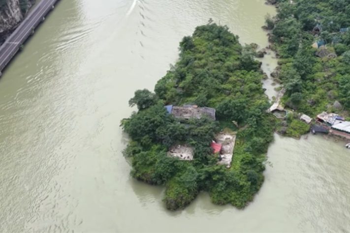 Família vive isolada em ilha no meio de um rio profundo e cercado por cânions - Reprodução/YouTube