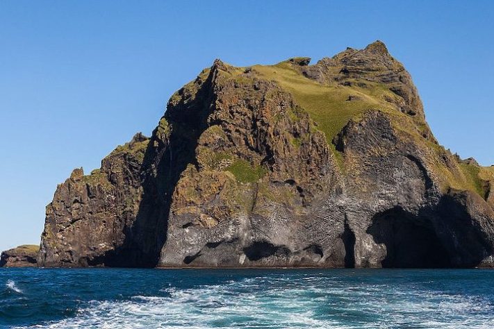 Formação rochosa em ilha da Islândia impressiona por semelhança com elefante gigante - Diego Delso, delso.photo, License CC BY-SA