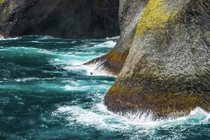 Formação rochosa em ilha da Islândia impressiona por semelhança com elefante gigante - Reprodução/Instagram @h0rdur