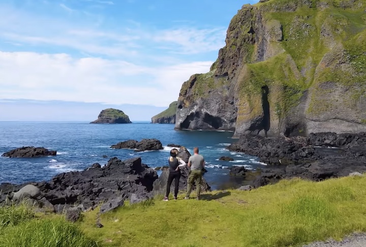 Os visitantes podem fazer uma trilha de aproximadamente 40 minutos até um mirante ou optar por passeios de barco.