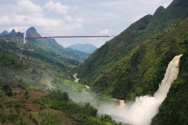 Nos últimos anos, o governo tem investido em infraestrutura, como a construção de pontes e rodovias, para acelerar o desenvolvimento regional Guizhou. 